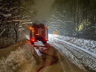 Опасное соседство: как пожарные не дали огню с мансарды уничтожить дачный дом в Ступине