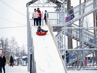 Весело, безопасно и бесплатно: в округе открылись горки для катания на «ватрушках»