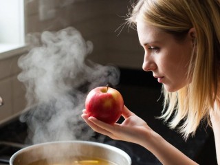 Зачем варить яблоки: за три минуты в кипятке яблоко превратится в лекарство для желудка