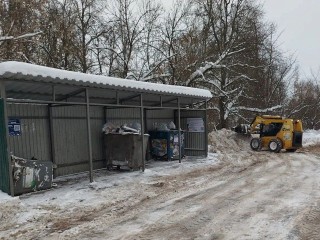 В Серпухове расчищают подъезды к контейнерным площадкам после сильных снегопадов
