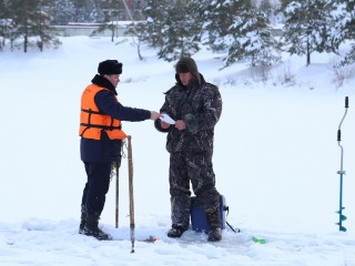 Большая опасность: луховичанам напомнили, как вести себя на тонком льду