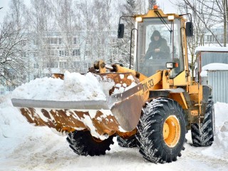 Циклон оставил гигантские сугробы: как спецтехника расчищает Можайский округ