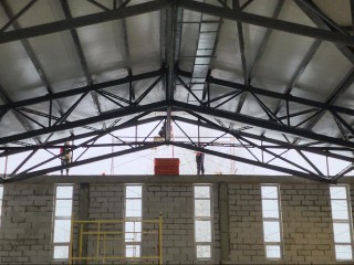 Трехцветный фасад и окна «под старину»: как меняется пристройка школы в Покровском