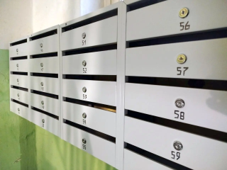 Что делать, если сосед курит в подъезде: как законно защитить свои права