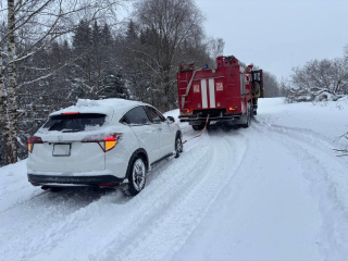 Снежная ловушка под Можайском: две застрявшие машины вытащили спасатели из кювета и вернули на дорогу