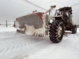 Тяжелую технику вывели на уборку дорог отдаленных деревень Пушкинского округа от снега