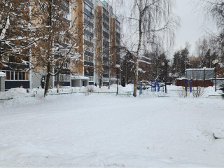 Жители ул. Власова обратились к властям с просьбой модернизировать детскую площадку