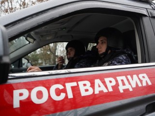 Хотели красиво скрыться: молодая пара пыталась убежать от патруля с пакетом наркотиков