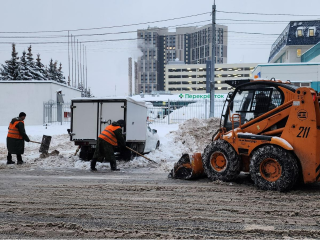 На борьбу со снегом в Химках вышли более 130 дворников и десятки спецмашин