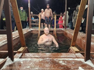 Молодые супруги из Яхромы начали семейную жизнь с приобщения к крещенской традиции