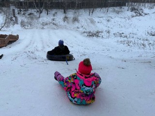 Один шаг до трагедии: мужчина с ребенком чуть не разбились во время катания с горки в Подольске