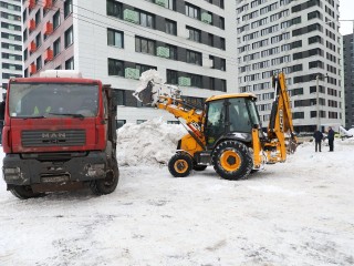 В Долгопрудном усилили вывоз снега из «Бригантины» дополнительной техникой