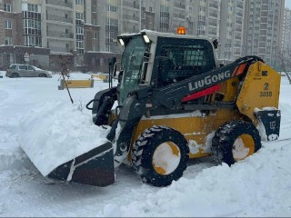 В Мытищах устраняют последствия снежного циклона