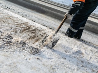 Остановочные павильоны, дорожные знаки, снежные наносы и наледь: в Одинцовском округе ведутся работы по поддержанию дорог