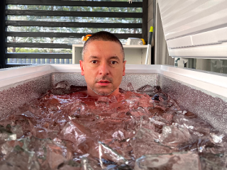 Черноголовский «айсмен» установил морозилку для купания прямо в квартире