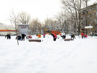 Снег в Краскове убрали «по-студенчески»: на сквер вышли около 100 человек