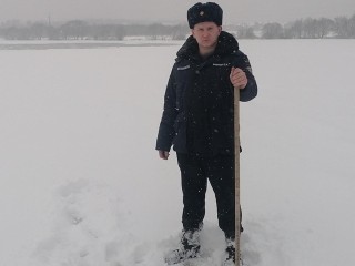 Не просто прогулка по льду: зачем спасатели ежедневно обходят Пяловское водохранилище