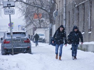Как не пострадать от сосулек и снега на крыше: правила безопасности от МЧС