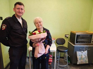 Правоохранители Ленинского округа поздравили 87-летнюю вдову сотрудника