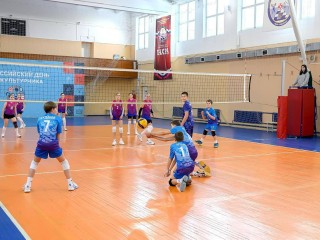 Круговая система и три матча на команду: так определили победителя волейбольного турнира в зале «Бодрость»