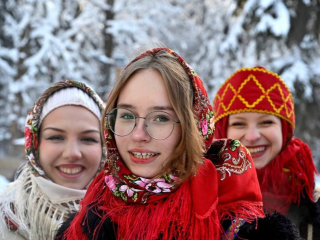 Зимний праздник с хороводами и играми устроили в лесопарке «Дубки»