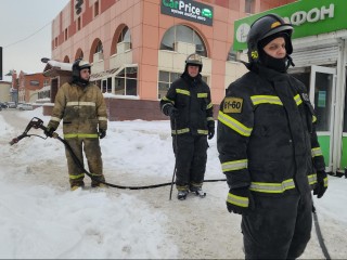 Дым без пламени: пожарные локализовали возгорание в павильоне связи у рынка в Истре