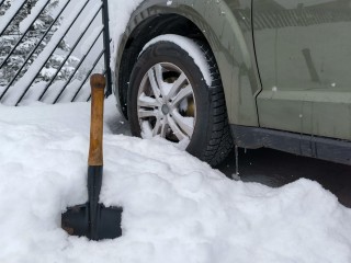 Голый «ангел» по вызову откапывает машины от снега в Бронницах