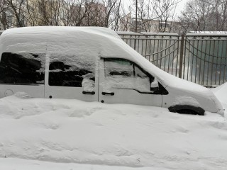 Застряли в сугробе? Новый вид платной помощи: люди предлагают раскопать автомобиль за полчаса