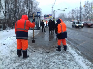 Автобусные остановки на маршруте № 1 очистили от снега в Ивантеевке