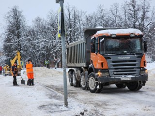 Коммунальщики расчистили Лесную и часть Школьного бульвара от снега