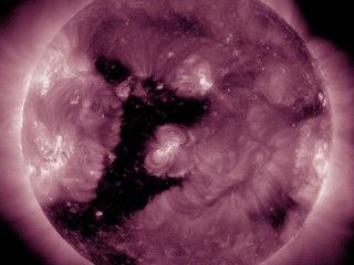 Новая корональная дыра на Солнце: ученые спрогнозировали шквал магнитных бурь в ближайшие два года