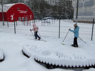 Лыжные трассы вместо футбольных полей: как школьные стадионы в Люберцах работают зимой