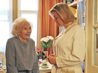 Поздравления с 95-летием: ступинские власти передали Нинель Крымовой подарки от главы, губернатора и президента