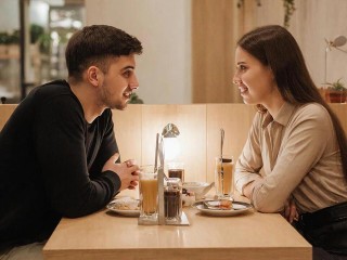 Искусство комплимента: почему универсальная похвала вызывает у женщин только недоверие