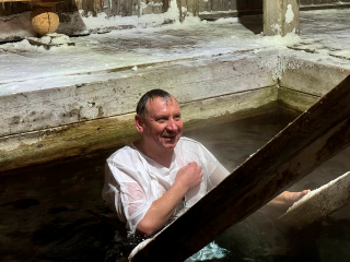 Глава Зарайска окунулся в купель в побывавшей в реке Иордань рубашке