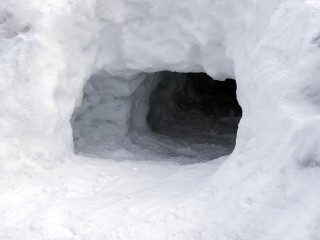 Снежная ловушка у «Олимпа»: во Фрязине родители разрешили детям играть в опасной норе