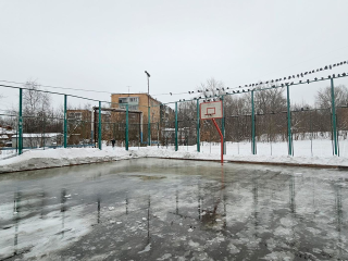 В микрорайоне Хлебниково заливают новый дворовый каток