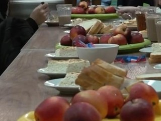 Наггетсы, пельмени и фрукты: чем на самом деле кормят детей в Истре