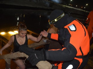 Душевное тепло в ледяной воде: как подмосковные спасатели помогали верующим в Крещенскую ночь