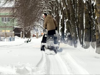 На центральном стадионе Рузы обновляют лыжню после снегопадов