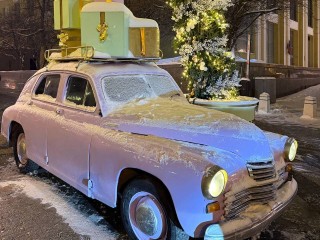 Девушка на сверкающем новогоднем автомобиле подняла настроение жителям Мытищ
