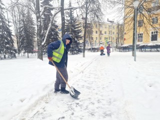 «Работаем все праздники»: воскресенские коммунальщики расчищают от снега дворы и дороги
