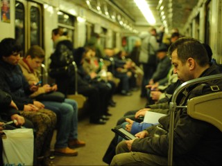 Надел ласты и станцевал голый в метро: полиция взяла дебошира за жабры — видео