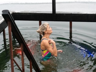 Крещенская вода 2025: когда набирать и купаться, чтобы не упустить главное