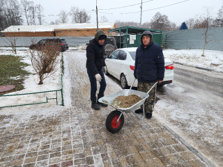 Во Фрязине усилили обработку дорожек противогололедными материалами
