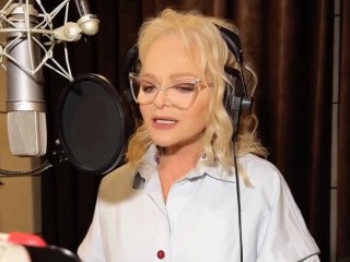 Загоревшая Долина вновь на сцене: на каком концерте заметили скандальную звезду