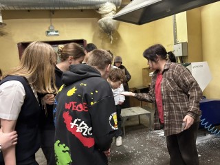 Химия в деле: ученикам Жилевской школы показали, как делают шампуни и кремы