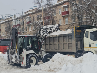 У сквера «Вечный огонь» и возле памятника Жуковскому убрали снежные сугробы