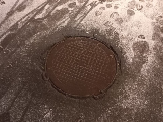 Тряпки, одежда, кошачий наполнитель: что нашли в электростальской канализации