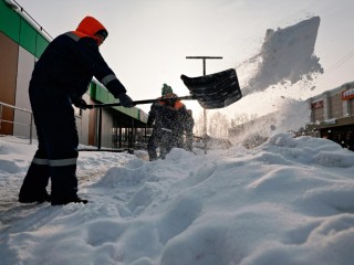 Им разгребать: сколько дворников вывели на уборку улиц Подмосковья после циклона